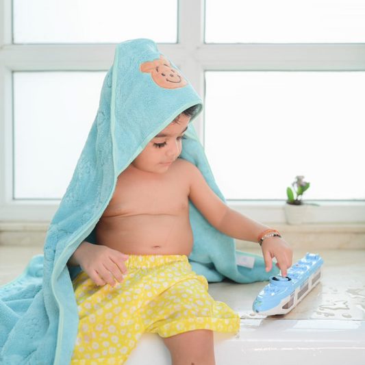 Hooded Bath Towels That Keep Babies Warm and Calm